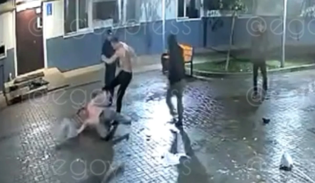 Напали толпой: группа мужчин жестоко избила охранника ЖК в Алматы (ВИДЕО)