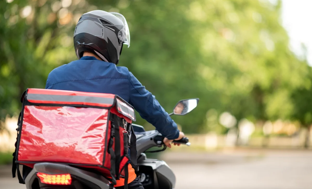 Курьер «Яндекса» ударил охранницу ЖК после замечания в Алматы