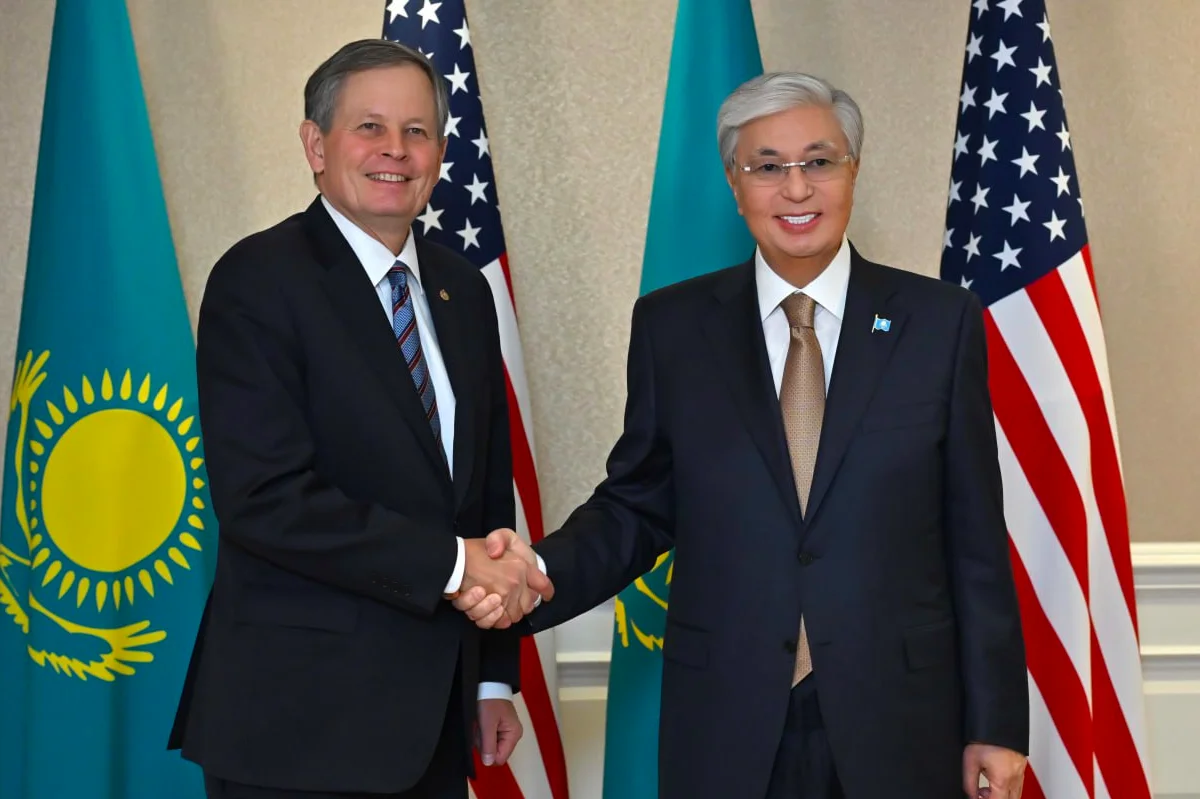 Токаев наградил сенатора Стива Дэйнса орденом «Достық»