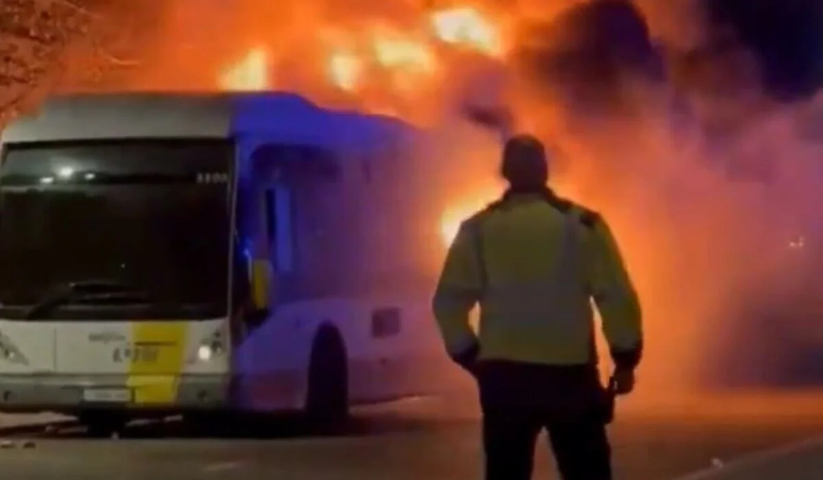 Перед матчем Лиги чемпионов загорелся автобус с болельщиками «Барселоны» (ВИДЕО)