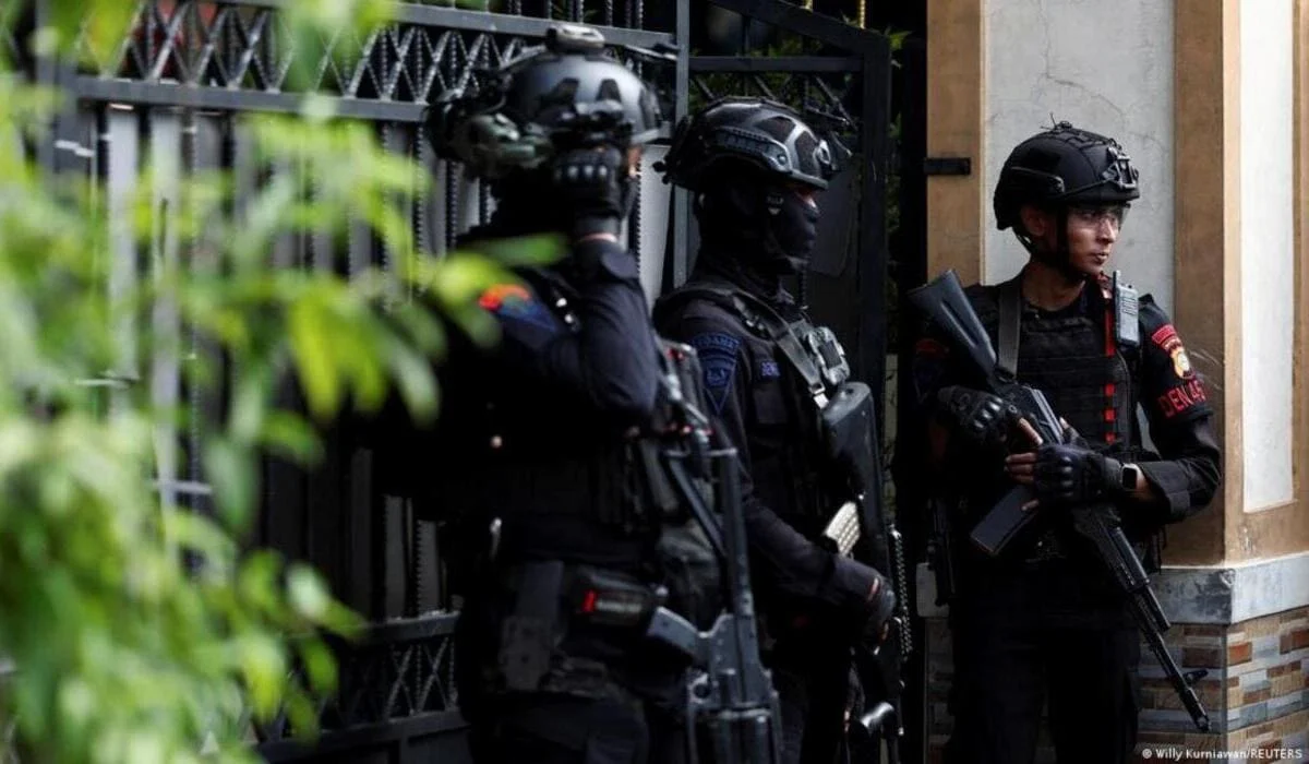 Больше 50 человек ранены при взрыве в мечети в столице Индонезии