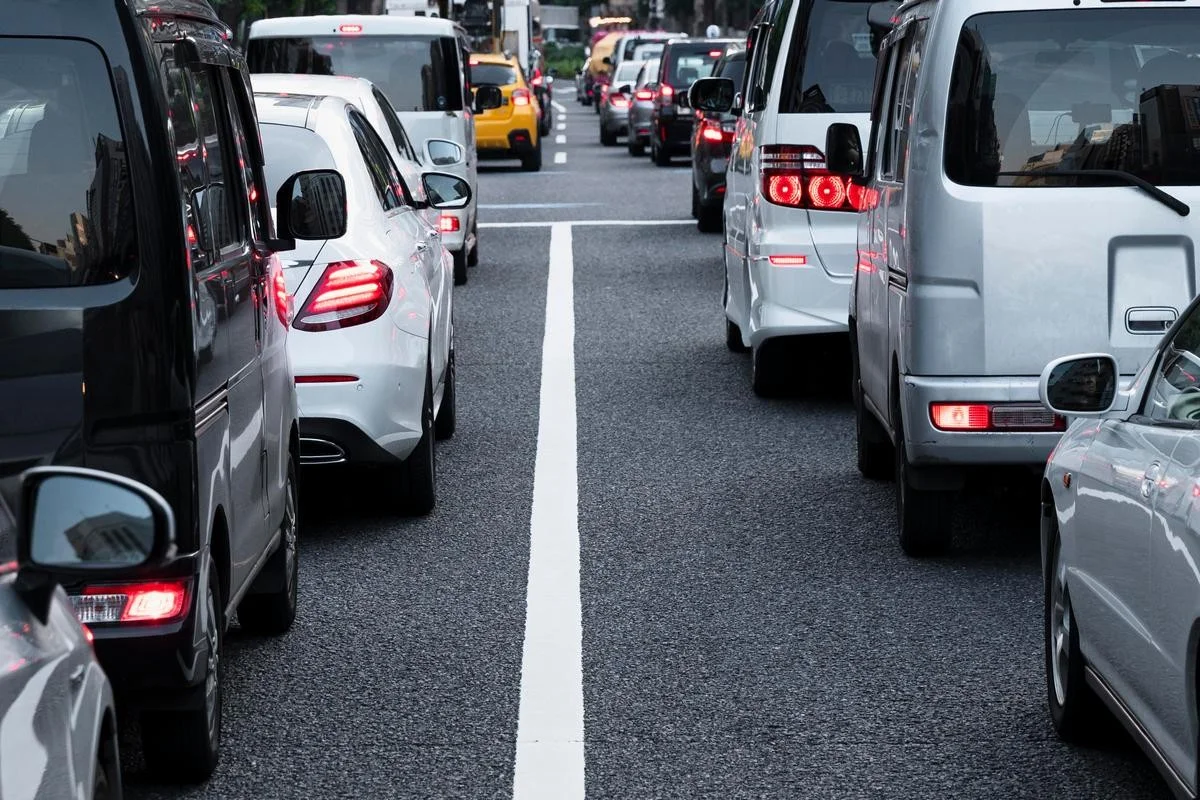 Внедорожник сбил регулировщика в центре Алматы