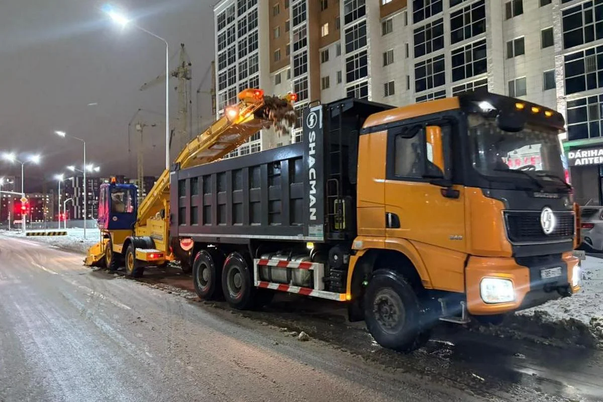 Почти 9 тысяч грузовиков снега вывезли из Астаны с наступлением холодов