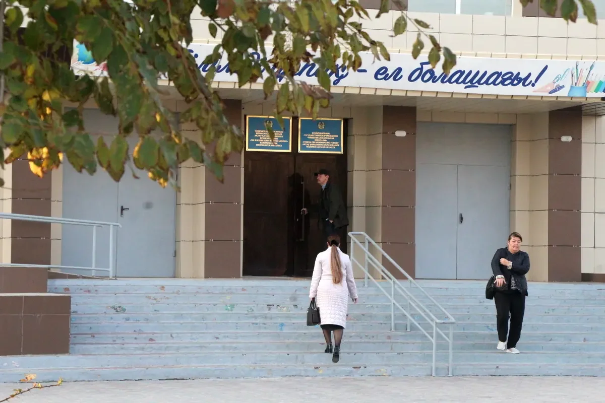 Фейковые угрозы сорвали учебу в Актау: половина школьников пропустила занятия