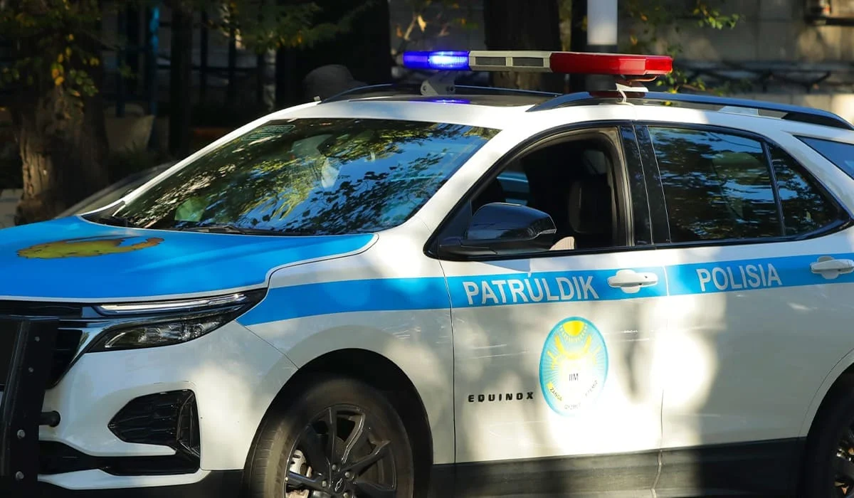 Казахстанка залезла на капот полицейской машины ради лайков в ВКО