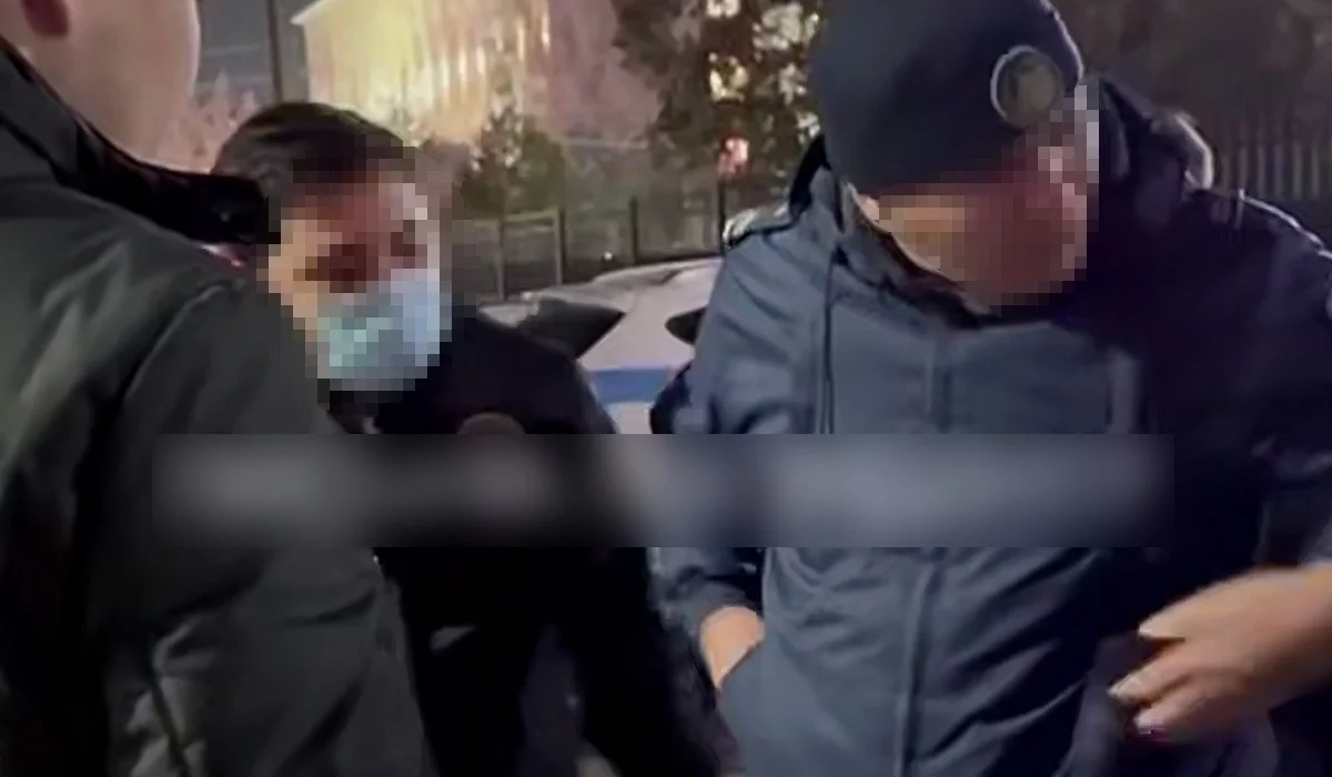 Полицейский попытался сбежать от КНБ во время задержания в Туркестанской области (ВИДЕО)