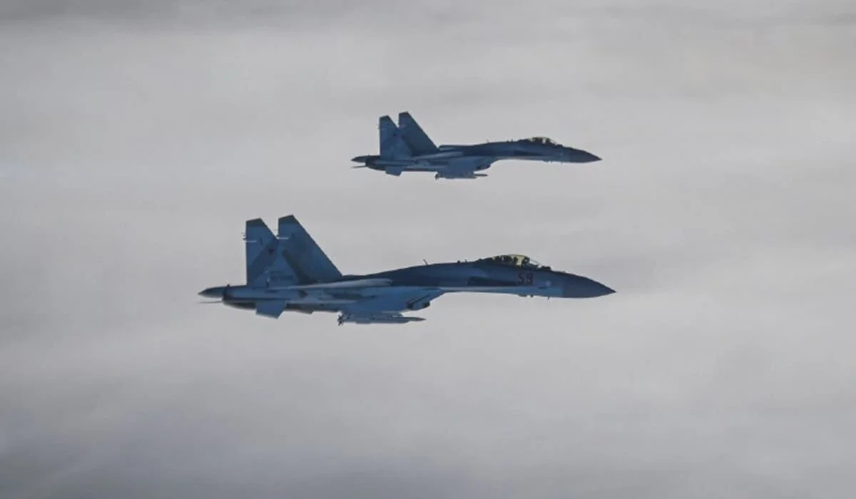 Самолет президента Казахстана по пути в Москву сопровождают истребители Су-35 (ВИДЕО)