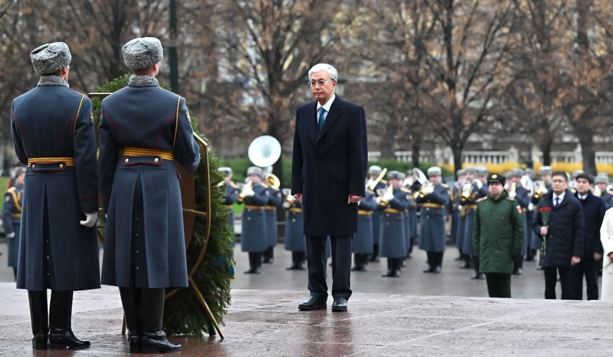 Токаев возложил цветы к Могиле неизвестного солдата в Москве (ВИДЕО)
