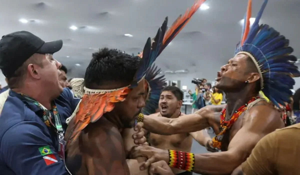 «Деньгами не наешься»: коренные жители Амазонии прорвались на климатический саммит в Бразилии (ВИДЕО)