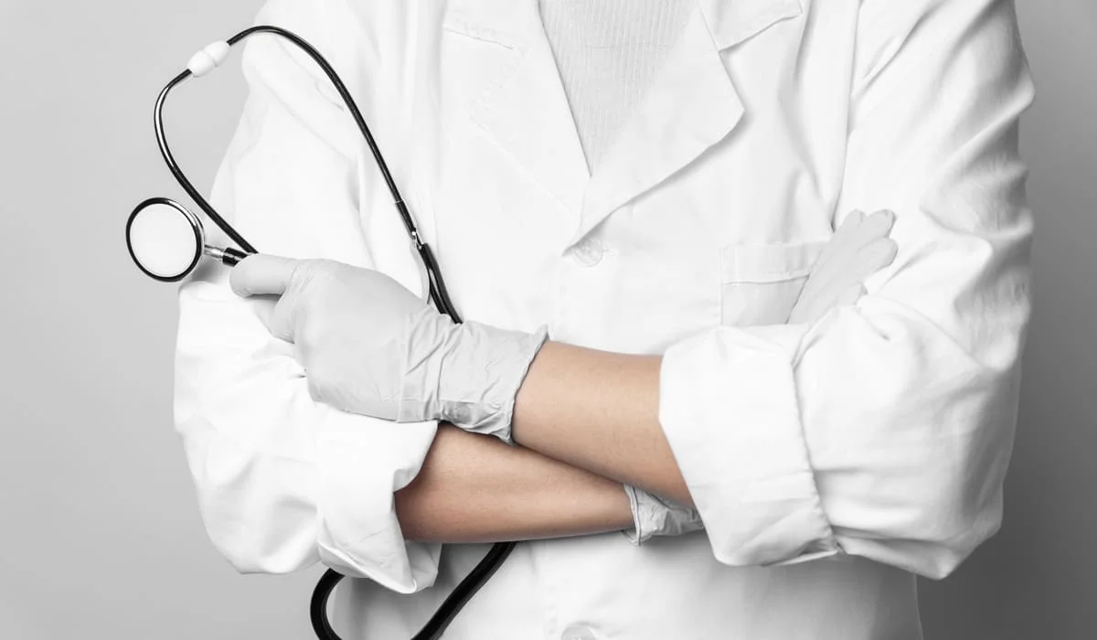 Женщина пыталась вытолкать фельдшера с лестничной площадки в Петропавловске