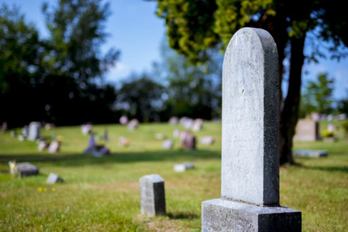 Астанчанка обещала изготовить памятник родным погибшего и исчезла с деньгами