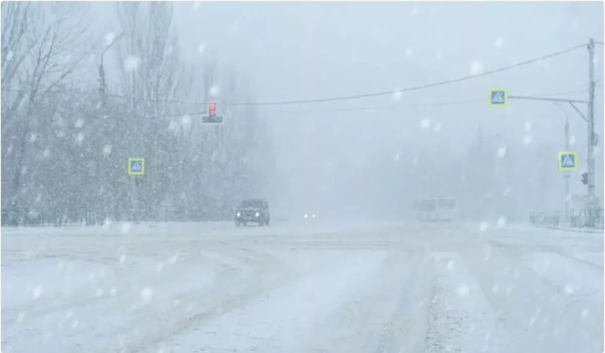 Сложные погодные условия прогнозируют на трассах в 6 областях Казахстана
