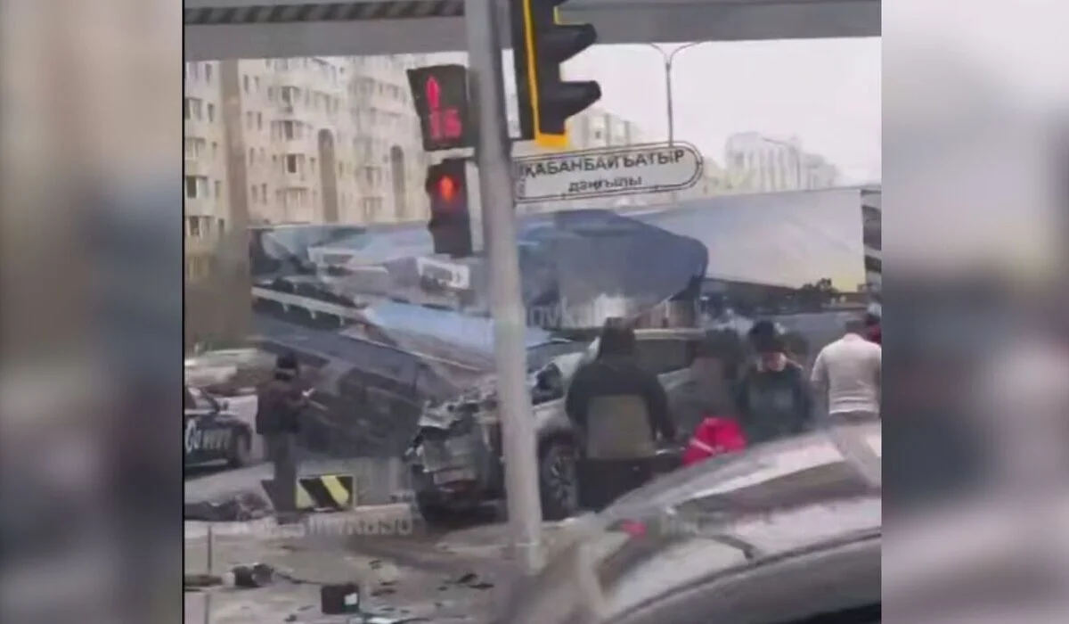 Смертельное ДТП на Кабанбай батыра: Chery врезался в столб (ВИДЕО)