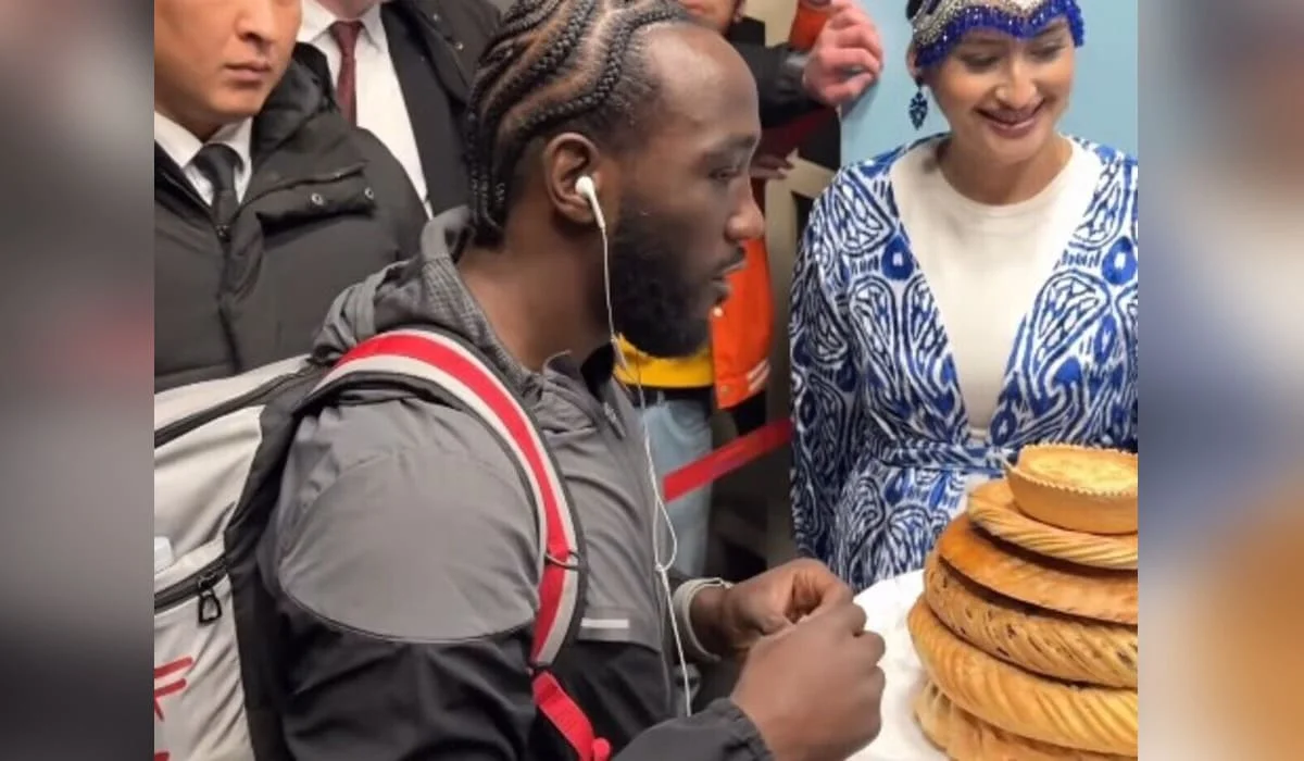 Легенды бокса Усик и Кроуфорд прибыли в Узбекистан (ВИДЕО)