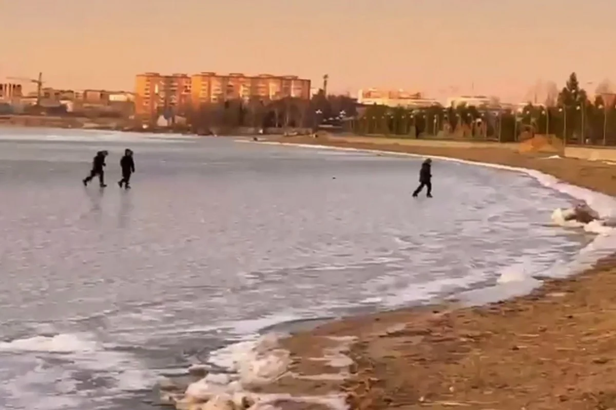 Подростки на велосипедах гоняли по тонкому льду на озере Копа в Кокшетау