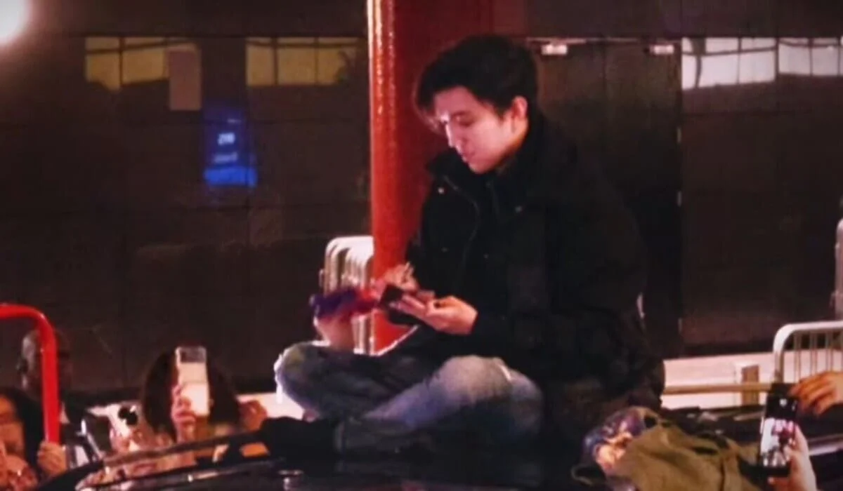 «Как Майкл Джексон»: Димашу пришлось взобраться на крышу машины, чтобы поблагодарить фанатов (ВИДЕО)