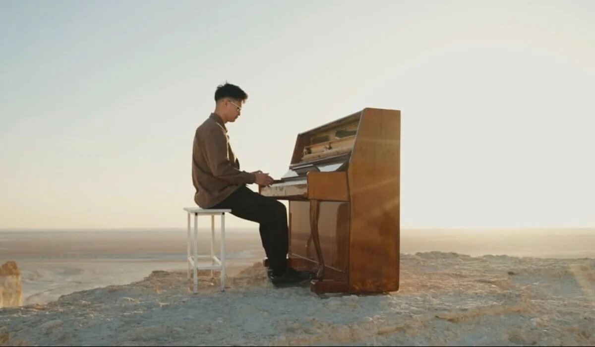 Известный пианист Ратович исполнил культовую композицию на фоне Бозжыра (ВИДЕО)