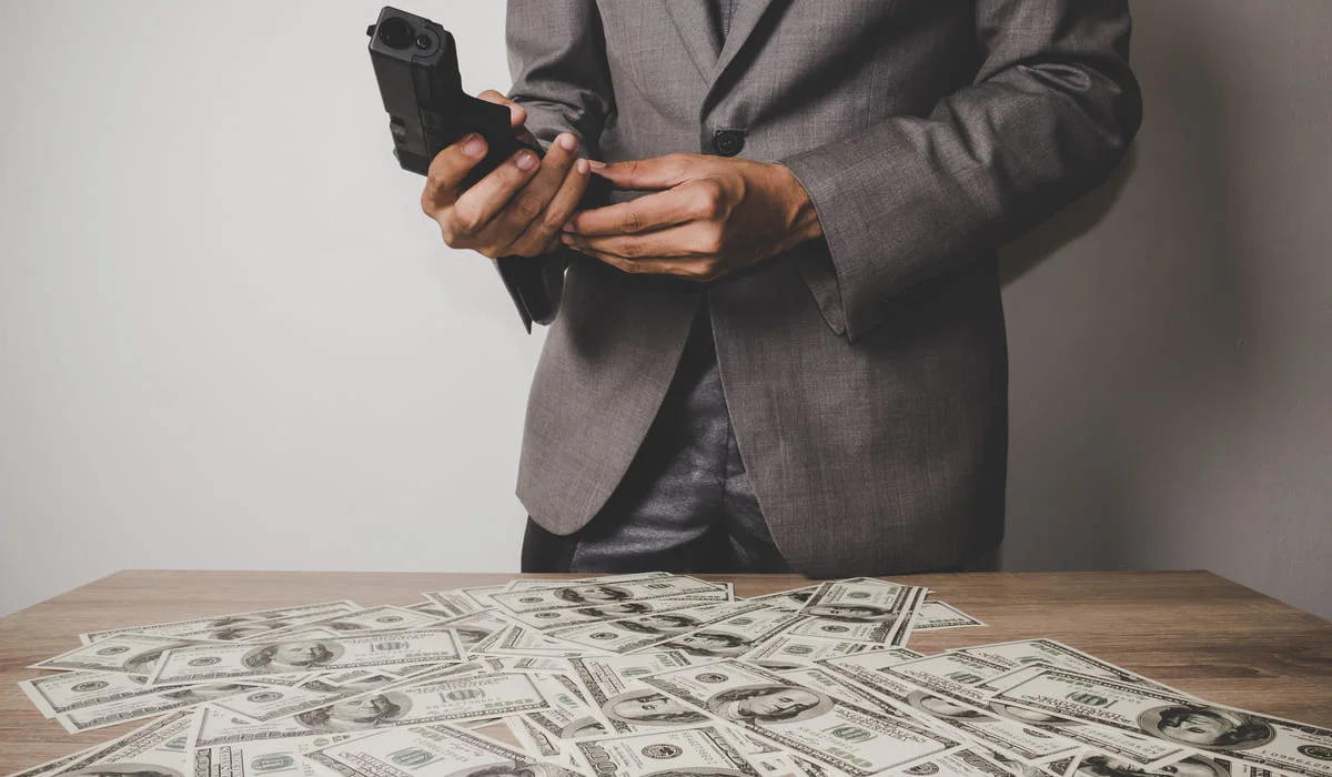 Запугивал ее семью: у предпринимательницы требовали 700 тысяч долларов в Караганде