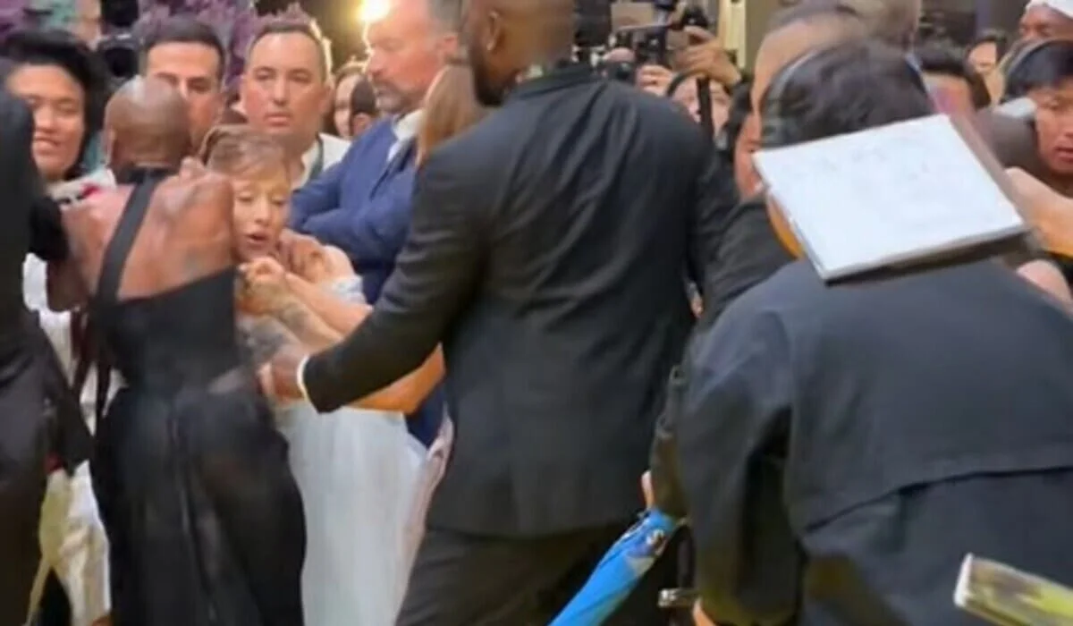 Ярый поклонник схватил Ариану Гранде на красной дорожке в Сингапуре (ВИДЕО)