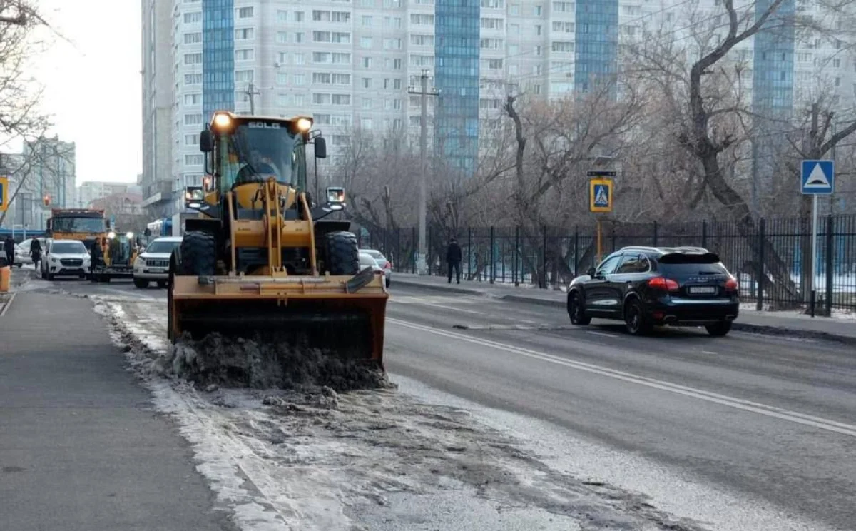 Более 2,8 тысячи рабочих привлекли к уборке снега в Астане