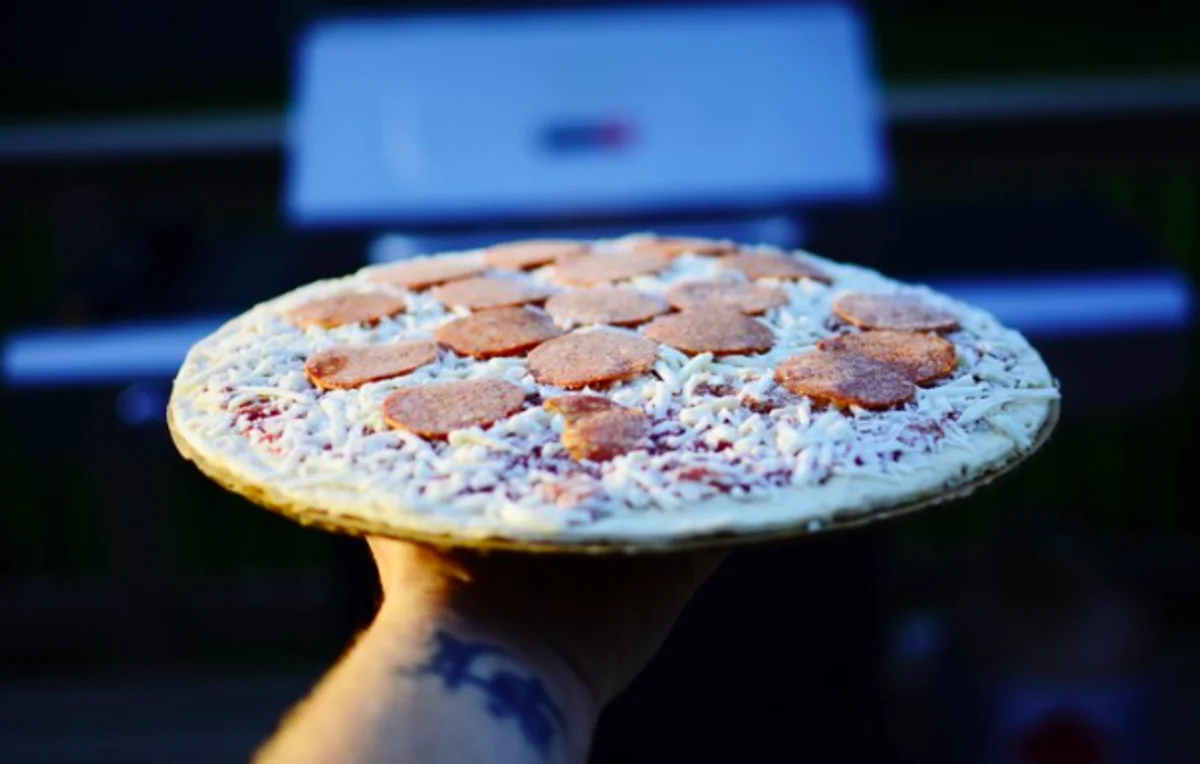 Муж пытался убить жену замороженной пиццей ради любовницы