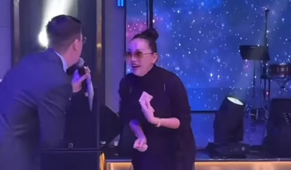 «Впервые вижу вживую»: тамаду раскритиковали за то, что он не дал подарок Баян Алагузовой (ВИДЕО)