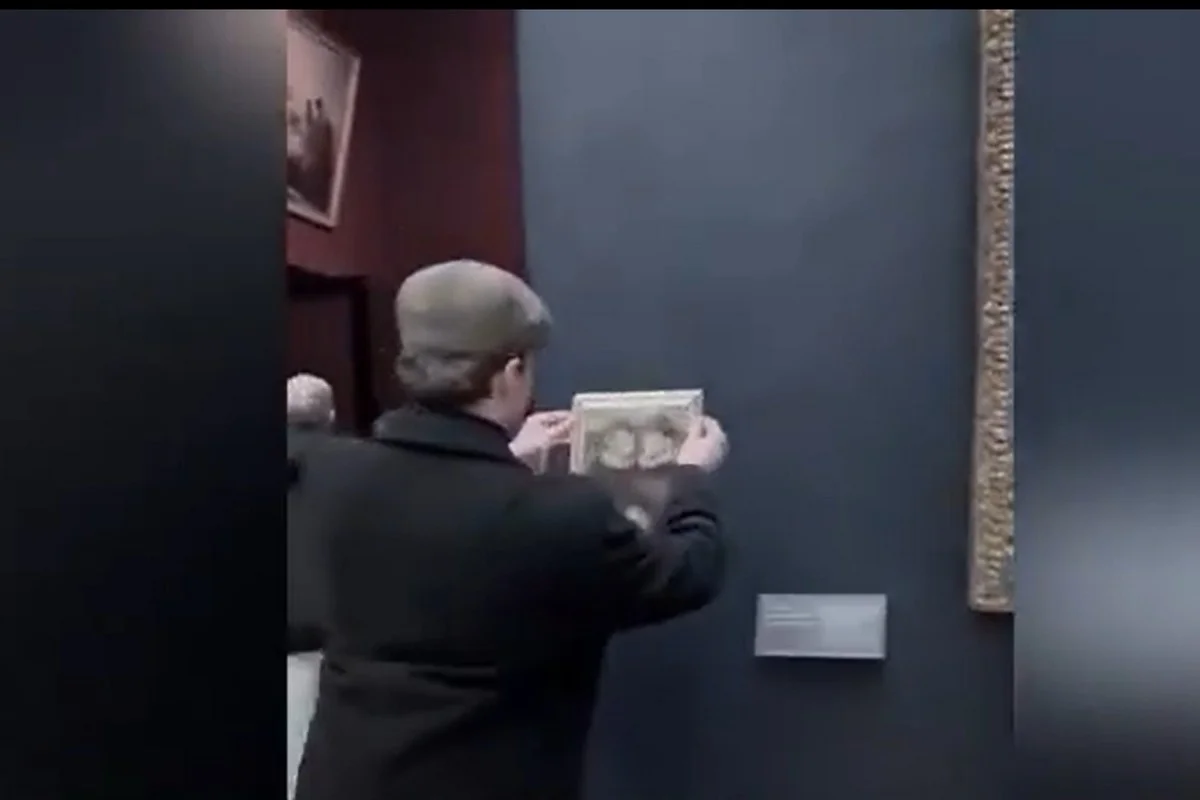 Новый скандал в Лувре: блогеры вывесили свой портрет в зале с «Джокондой»