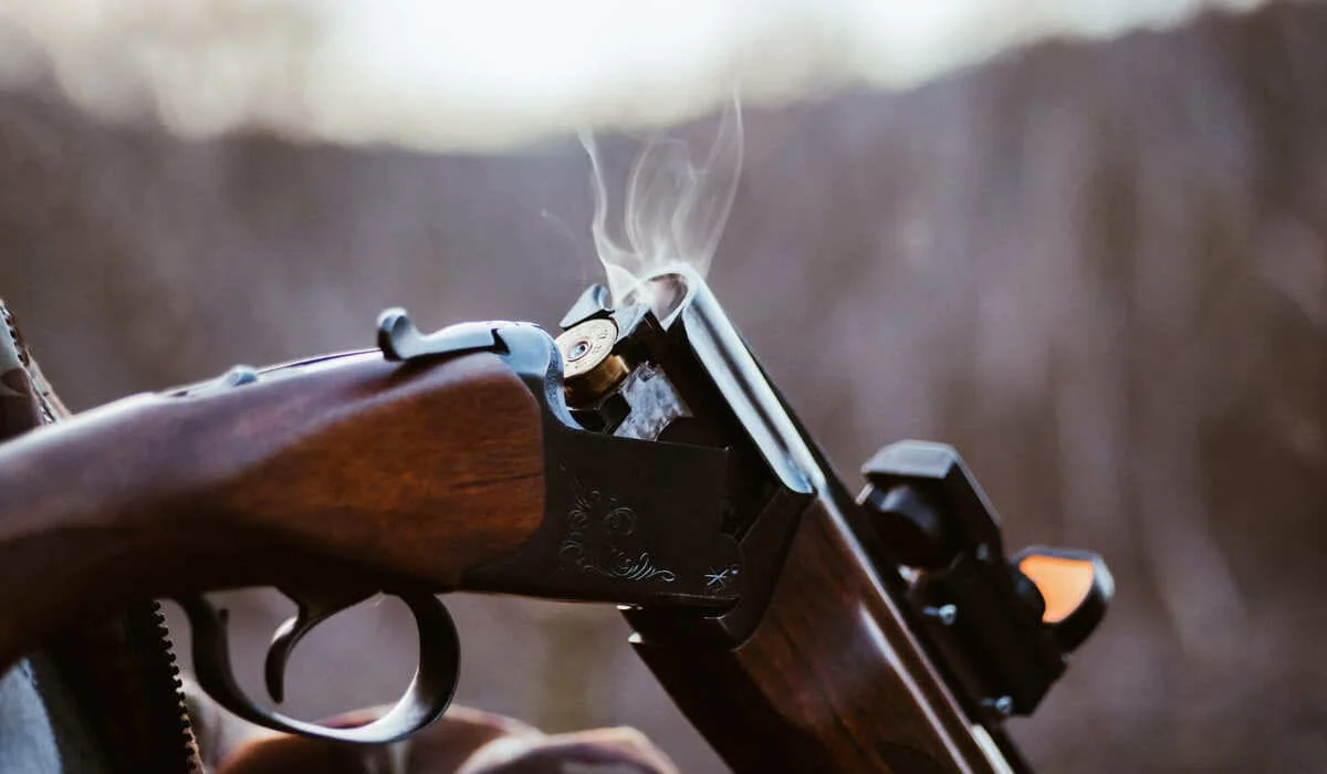 Вооруженный мужчина открыл огонь по полицейским на юге Казахстана