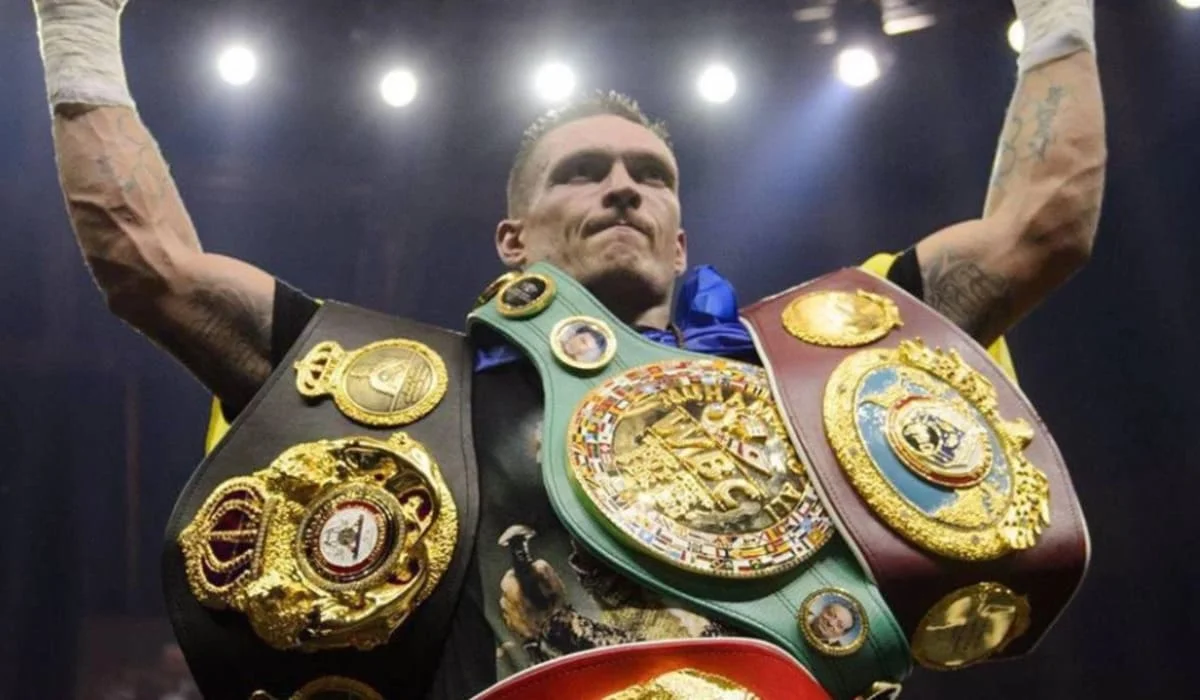 Украинский боксер Усик отдал пояс WBO без боя