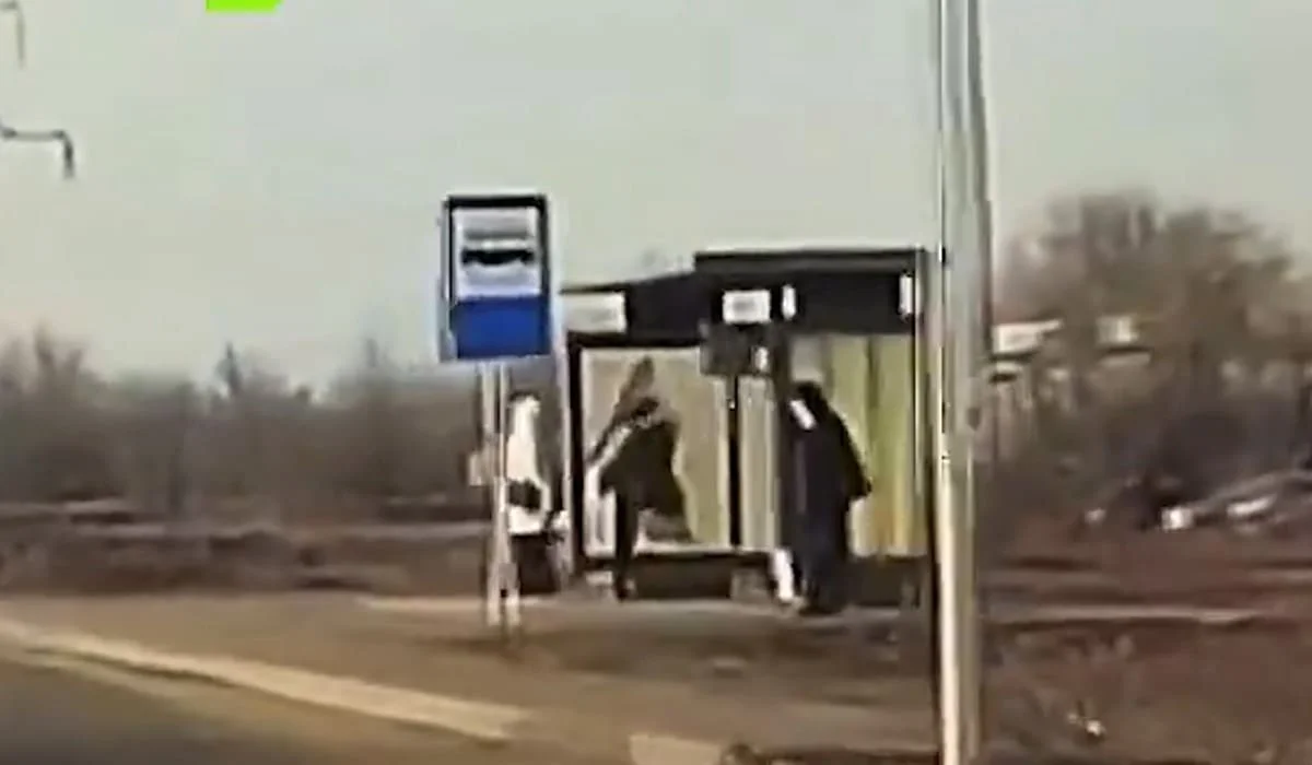Актюбинец разбил стекло на остановке после ссоры с женой (ВИДЕО)