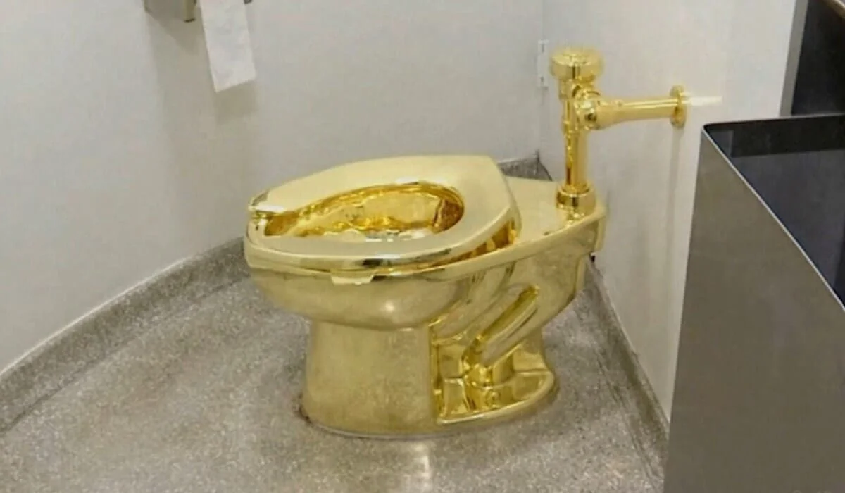 Унитаз из чистого золота продан на аукционе за 12 млн долларов