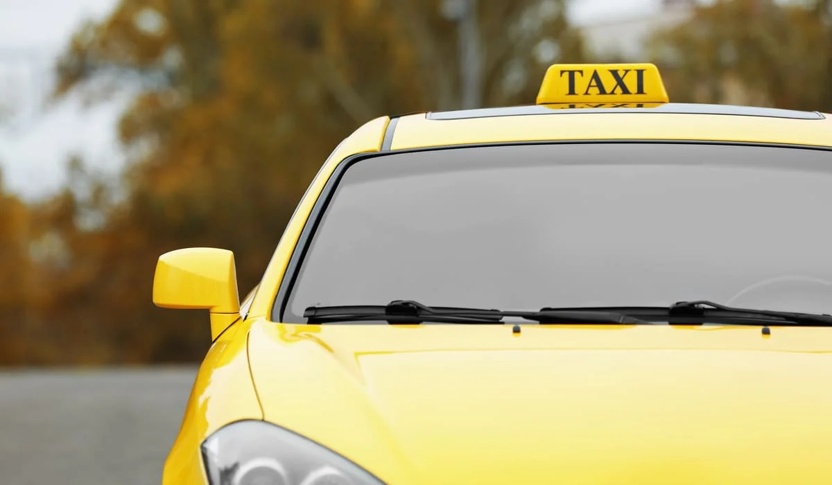 Казахстанец снял десятки миллионов и отдал их таксистам