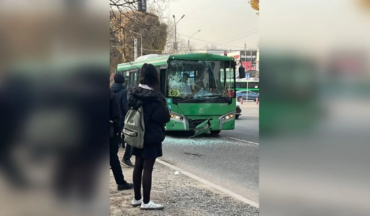 В Алматы столкнулись два маршрутных автобуса: есть пострадавшие