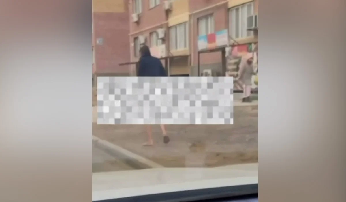 Мужчина без трусов разгуливал по улицам в Атырау (ВИДЕО)
