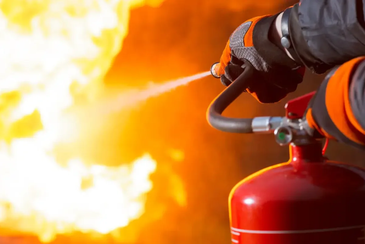 Пожар в здании СТО потушили в Алматы