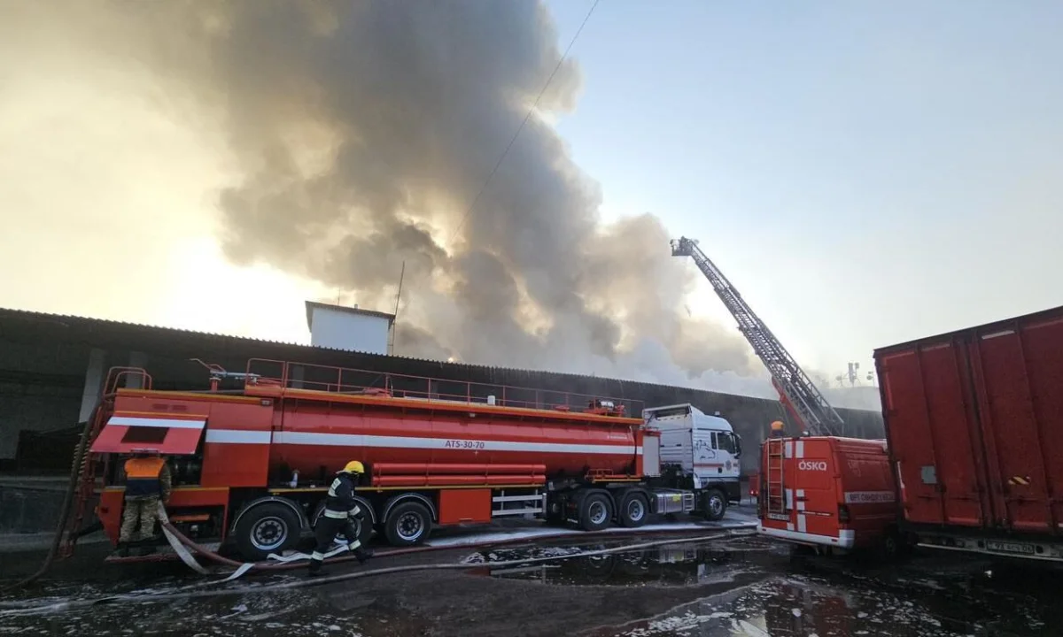 Пожар в двухэтажном складе в Алматы: МЧС работает по повышенному рангу вызова