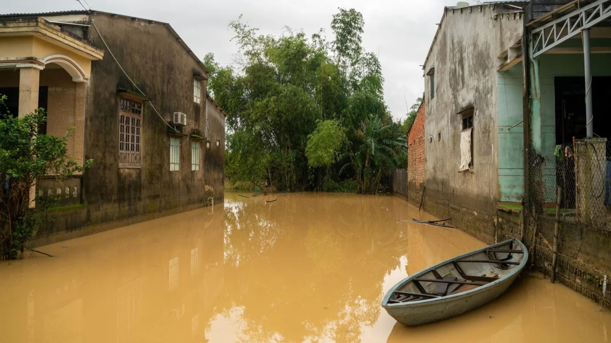 Число жертв наводнений во Вьетнаме выросло до 90