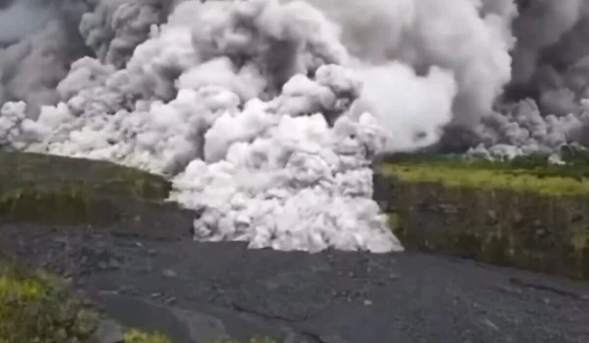 Вулкан Семеру в Индонезии активизировался: сотни жителей эвакуированы