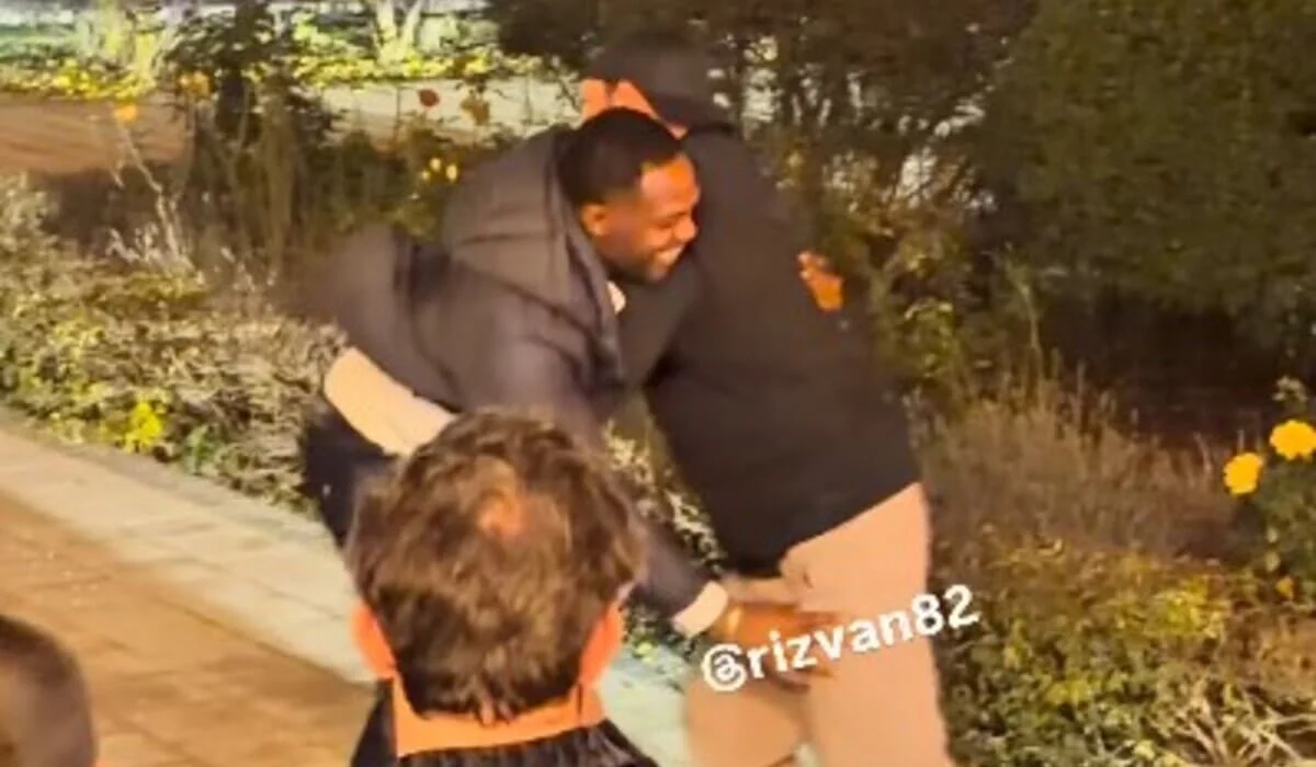 Легенда UFC Джон Джонс поборолся с Чимаевым на улице (ВИДЕО)