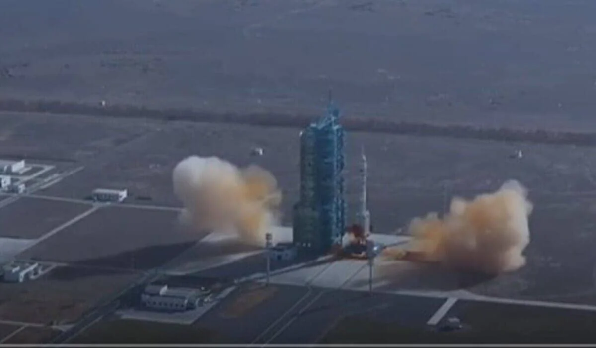 Китайский корабль «Шэньчжоу-22» успешно стартовал и пристыковался к орбитальной станции (ВИДЕО)