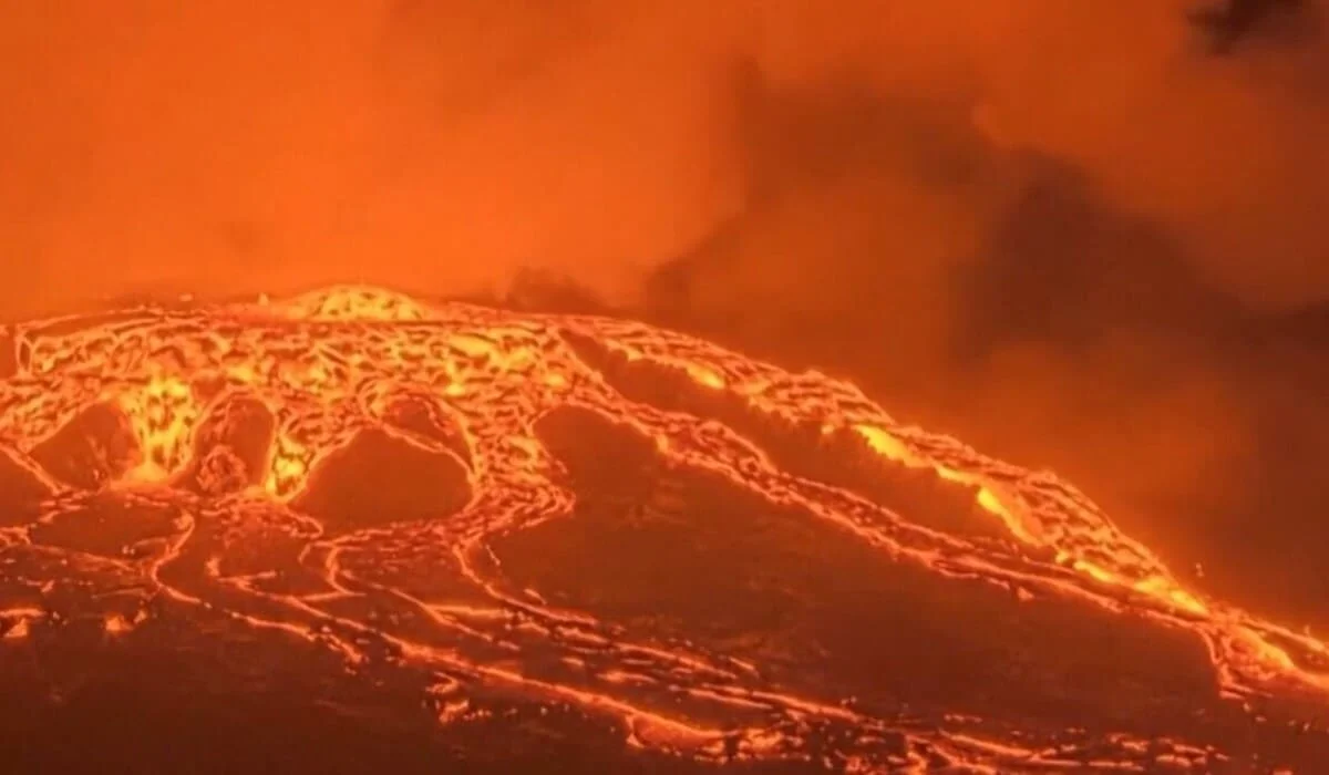 Извержение вулкана Килауэа на Гавайях: фонтаны лавы взмывают вверх на сотни метров (ВИДЕО)