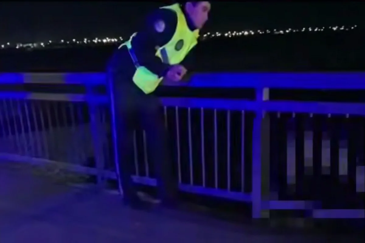 Подростка на мосту спасли полицейские в Талдыкоргане