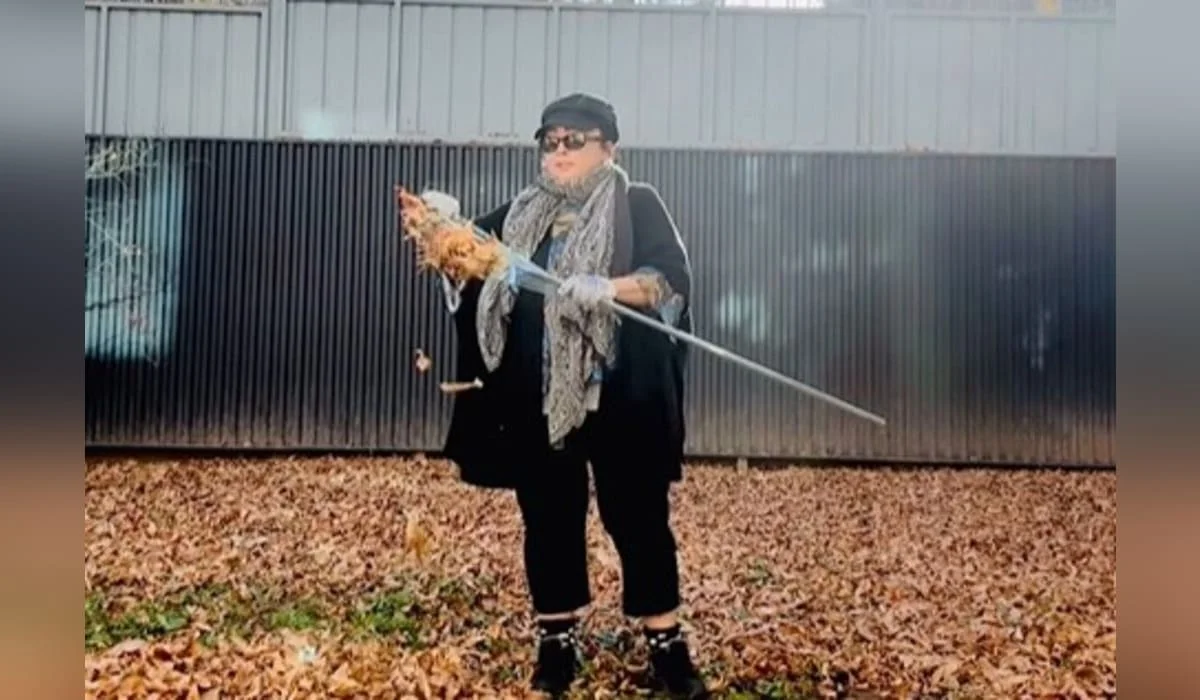 «Даже дворника нет»: Макпал Жүнусова показала, как сама подметает листья (ВИДЕО)