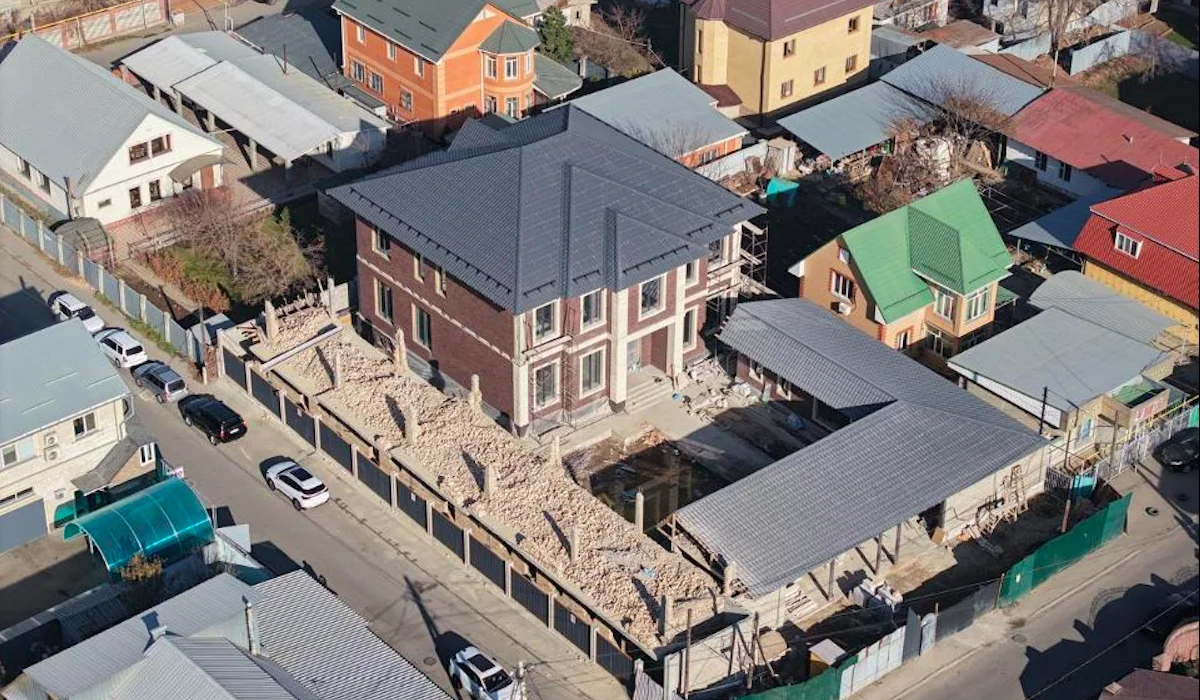 Снос крупного незаконного здания начали в Алматы