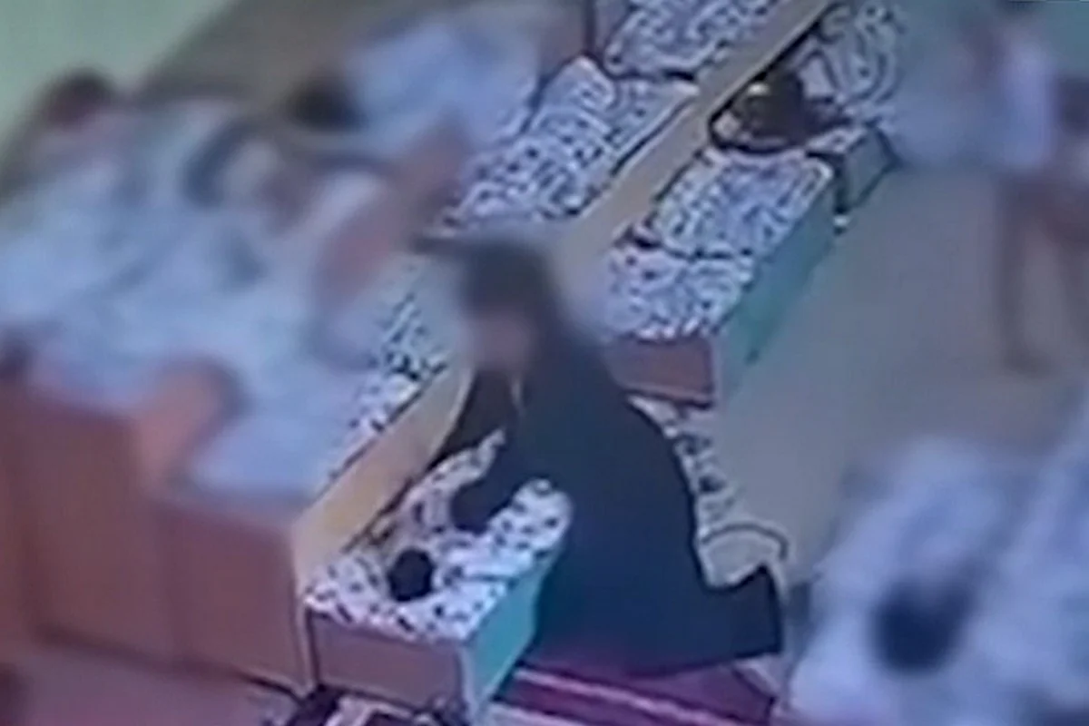 Мать вызвала полицию, увидев, как ее ребенка укладывали спать в детском саду в Семее