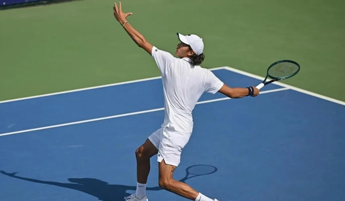 Теннисист Омарханов вышел в четвертьфинал турнира в Тунисе