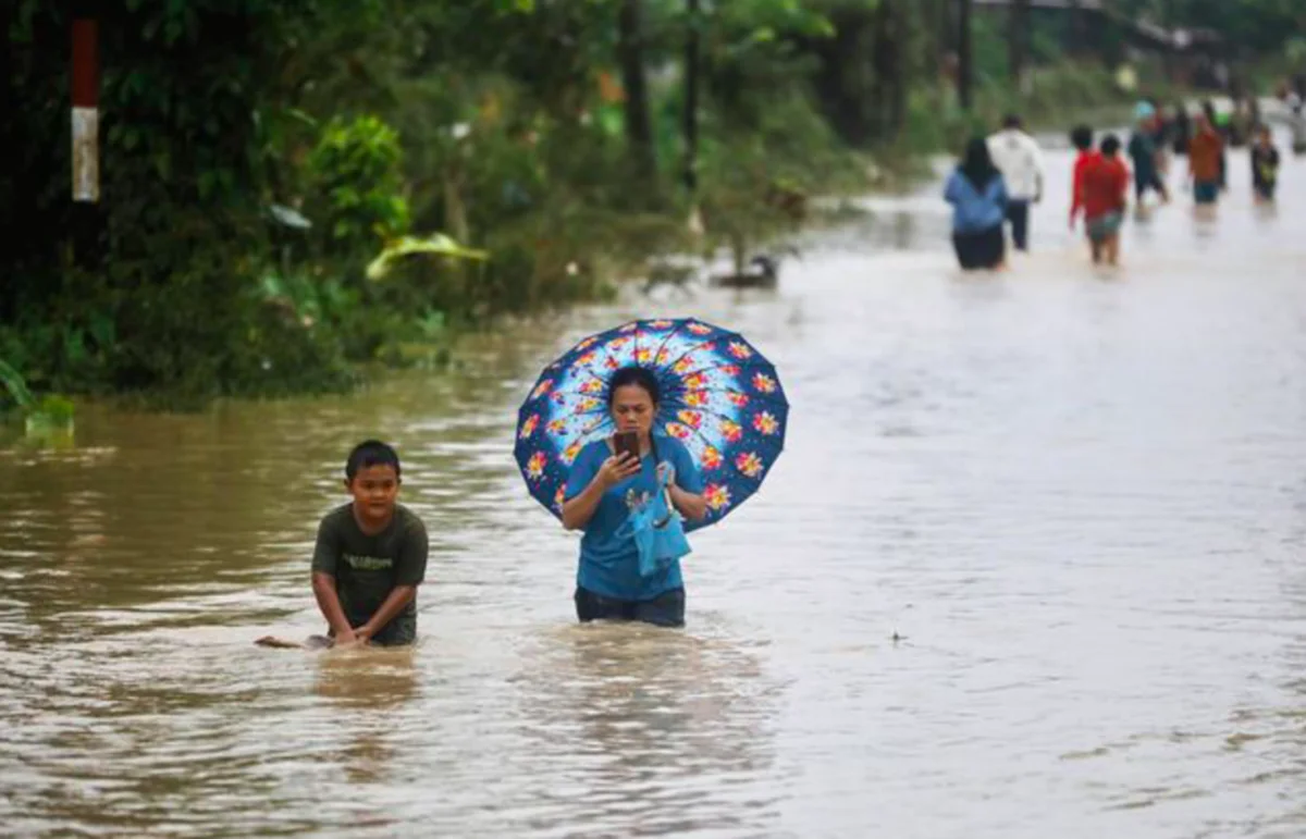 Наводнения и оползни в Индонезии: число жертв превысило 440