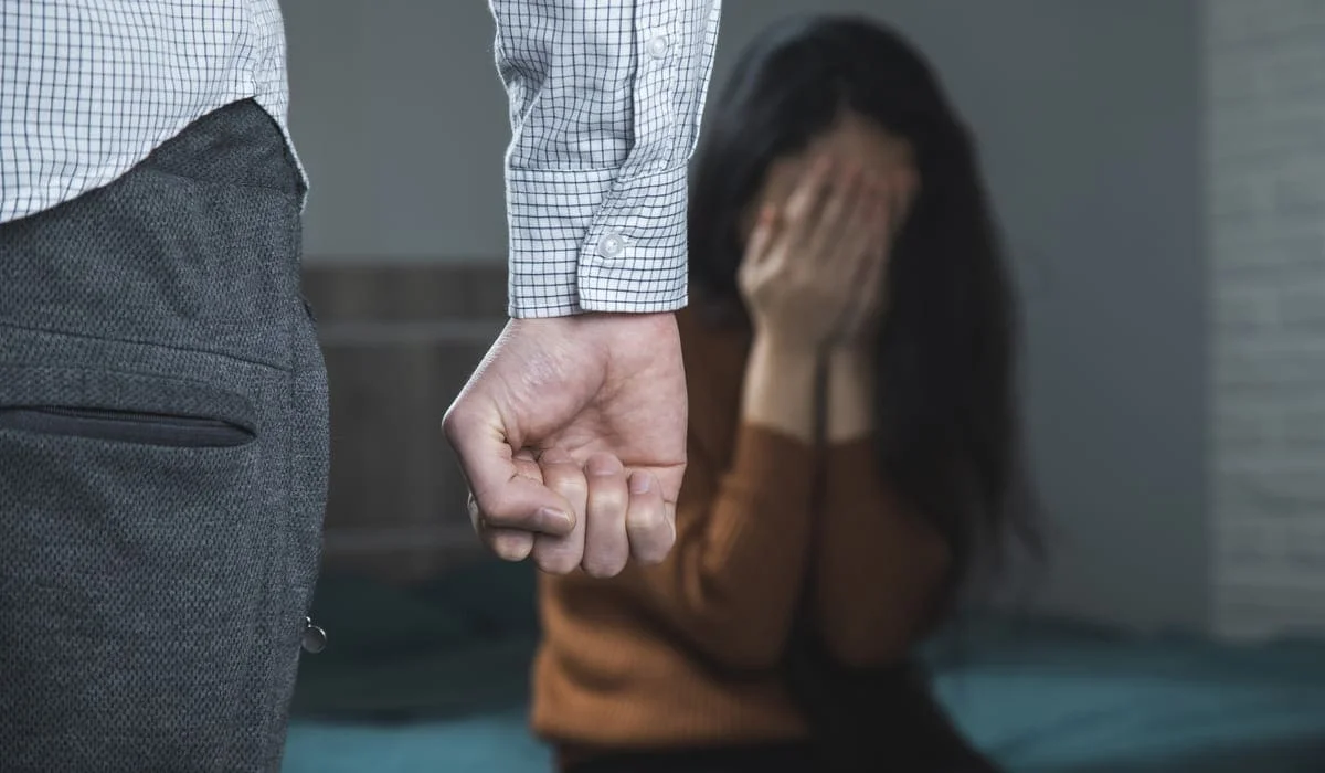 Жена простила: казахстанец бросил железный совок в супругу и несколько раз ее пнул