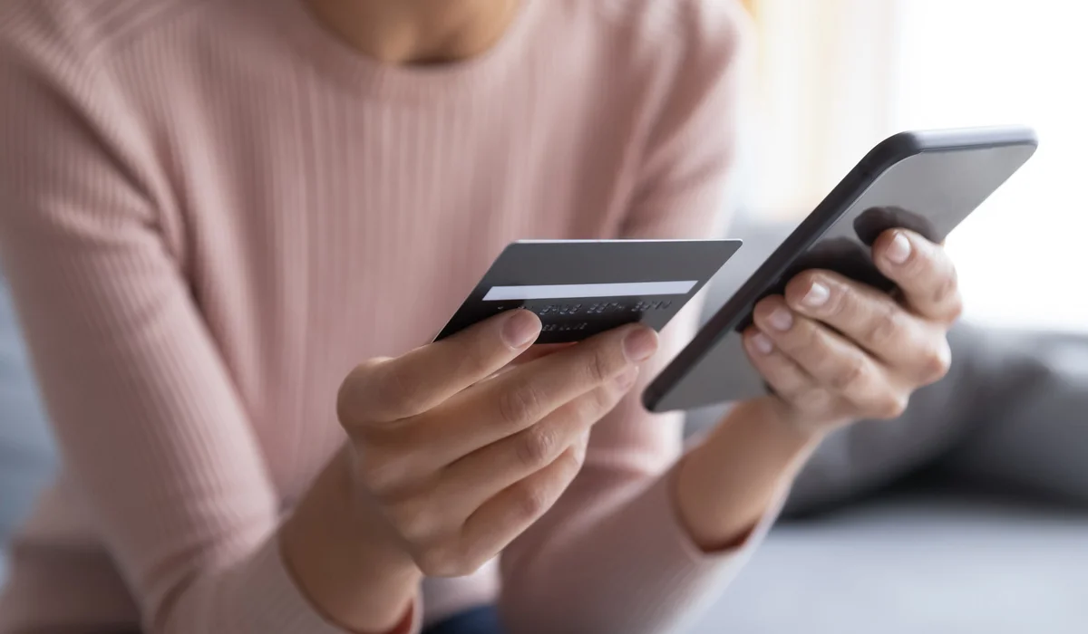 Женщина помогала переводить похищенные мошенниками деньги в Алматинской области