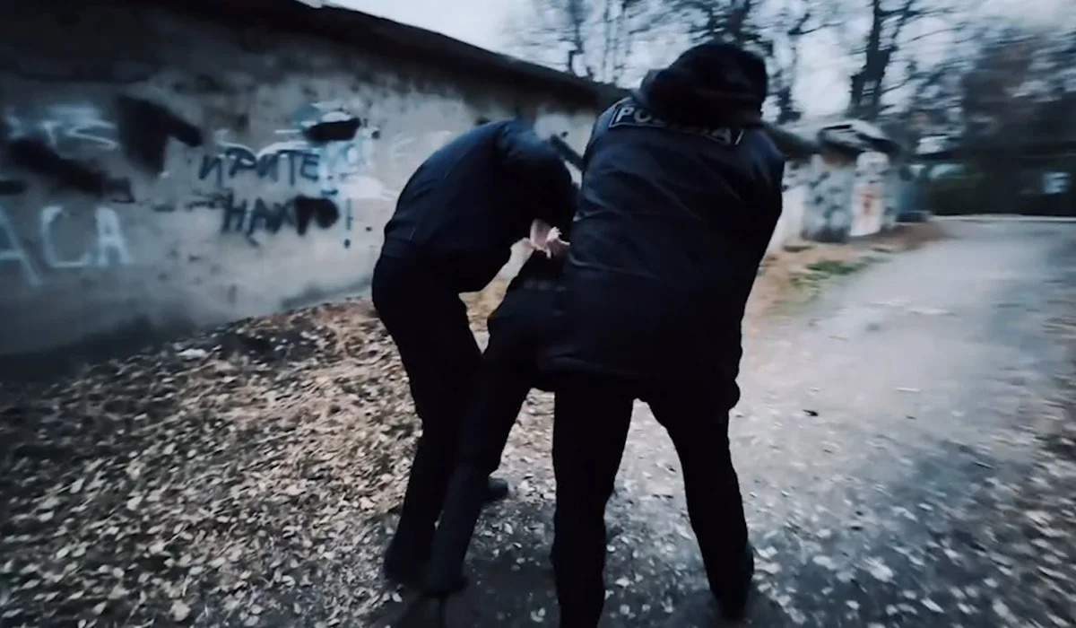 Полицейский дрон заснял закладку наркотиков в Шымкенте